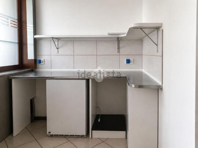 Locale Commerciale in affitto a Villongo, Lombardia