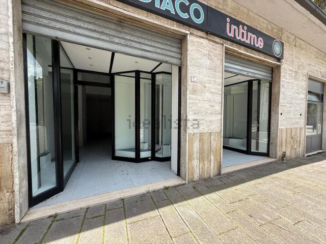 Locale Commerciale in affitto a Abbadia San Salvatore, Toscana