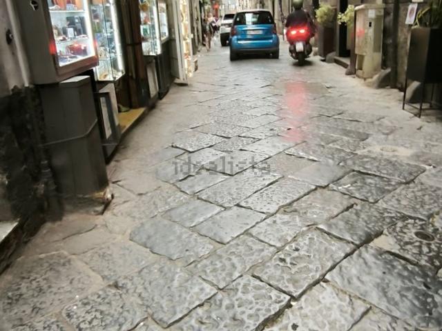 Locale Commerciale in affitto a Municipalità 1, Campania