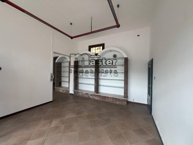 Locale Commerciale in affitto a Paese, Veneto