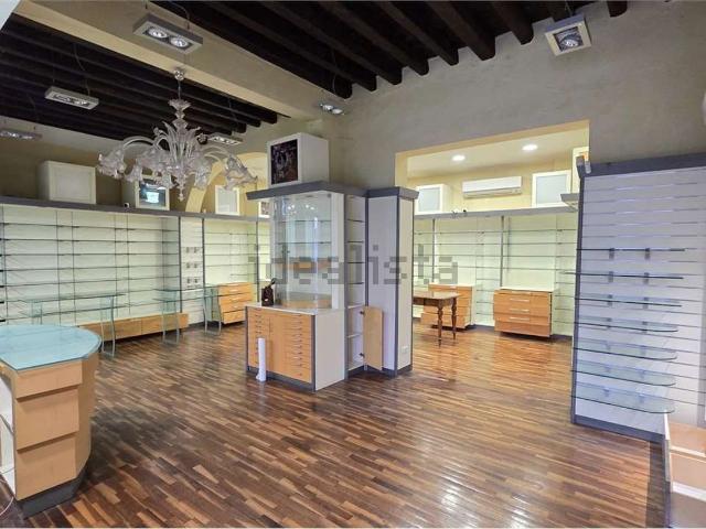 Locale Commerciale in affitto a Borgo Dolomiti, Adria