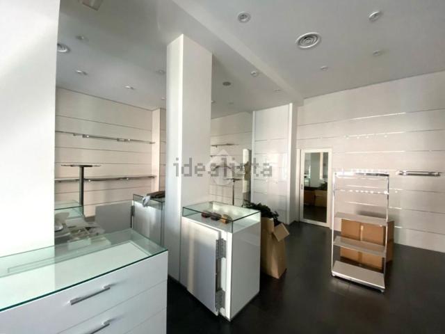 Locale Commerciale in affitto a Abano Terme Bagni, Veneto