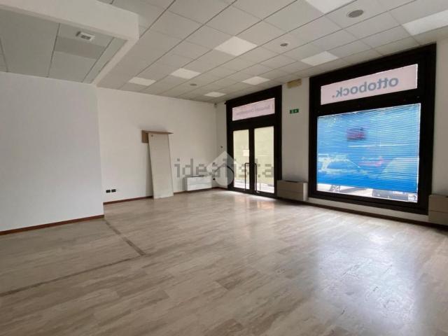 Locale Commerciale in affitto a Bussolengo, Veneto