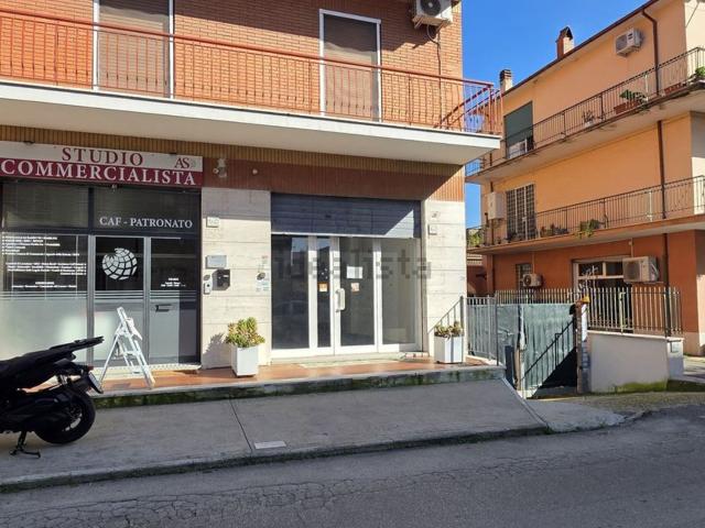 Locale Commerciale in affitto a Municipio Roma X, Roma Capitale
