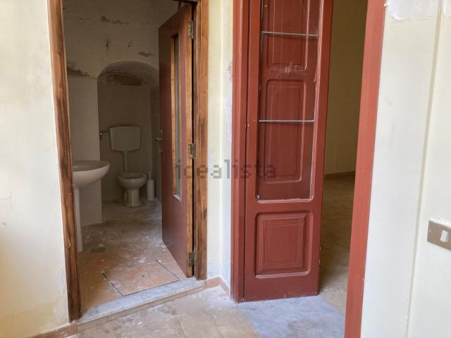 Locale Commerciale in affitto a Recale, Campania