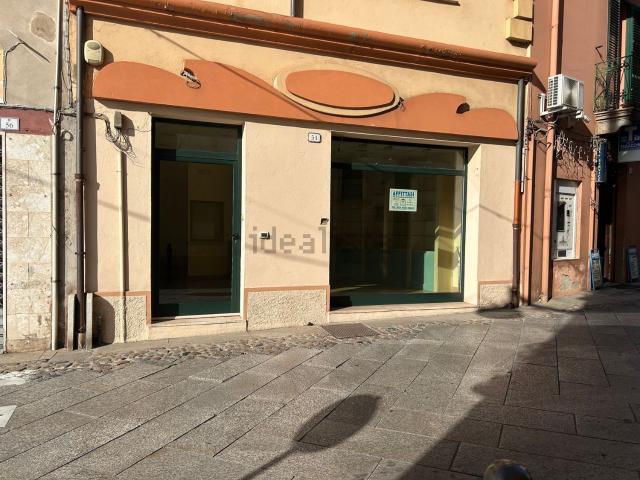 Locale Commerciale in affitto a Santu Predu/San Pietro, Nuoro