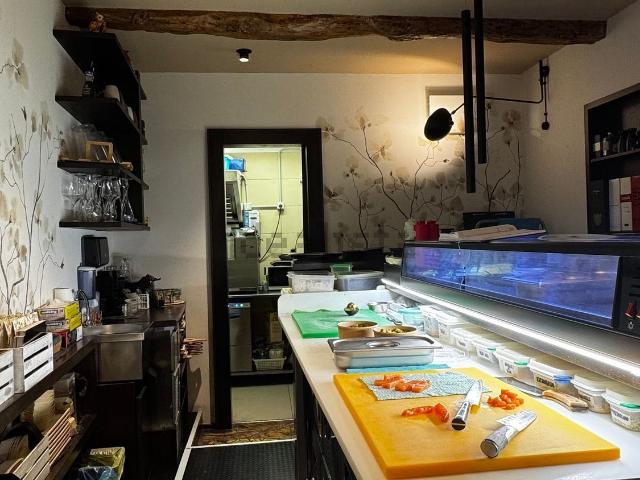 Locale Commerciale in affitto a Castello al Monte, Marche
