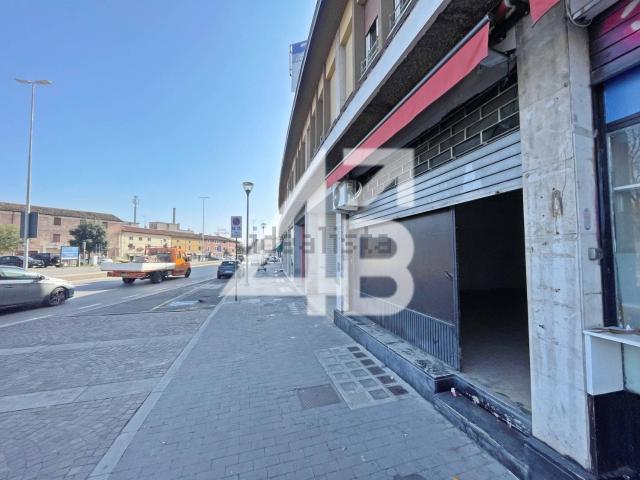 Locale Commerciale in affitto a San Paolo, Reana Del Roiale