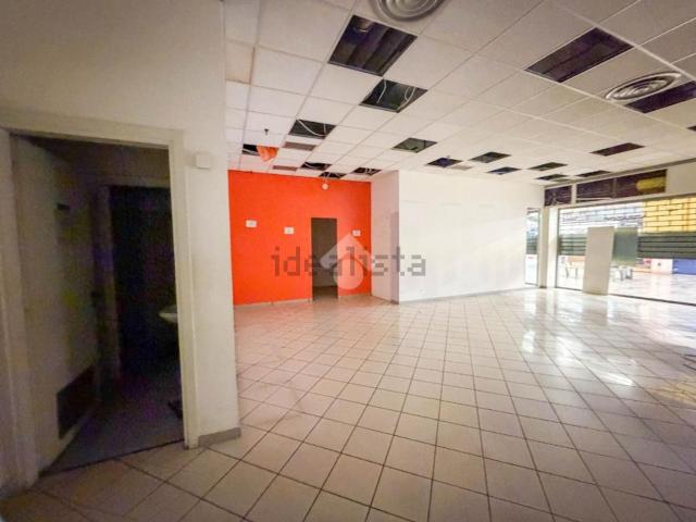 Locale Commerciale in affitto a Novate Brianza, Merate