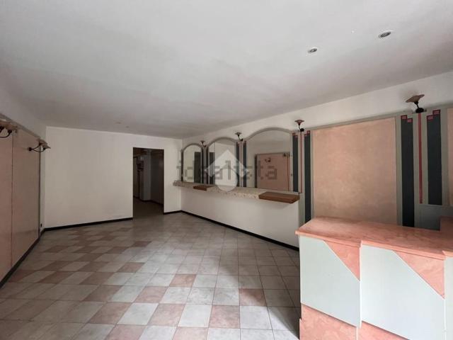 Locale Commerciale in affitto a Comunità della Vallagarina, Borgo Sacco