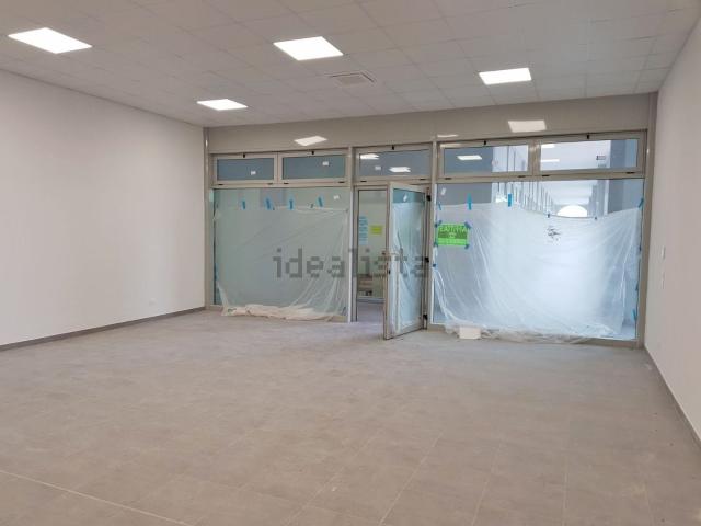 Locale Commerciale in affitto a Bondeno Di Gonzaga, Lombardia