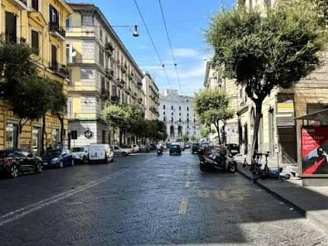 Locale Commerciale in affitto a Municipalità 2, Mercato