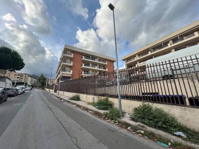 Locale Commerciale in affitto a II Circoscrizione, Messina