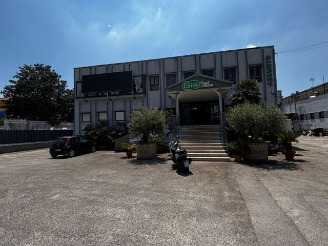 Locale Commerciale in affitto a Mugnano Di Napoli, Campania