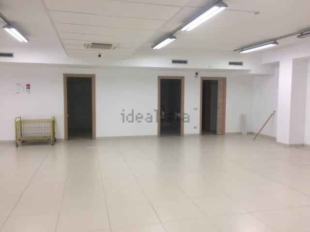 Locale Commerciale in affitto a Navacchio, Cascina