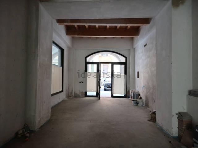 Locale Commerciale in affitto a Unione Comuni Modenesi Area Nord, Mirandola