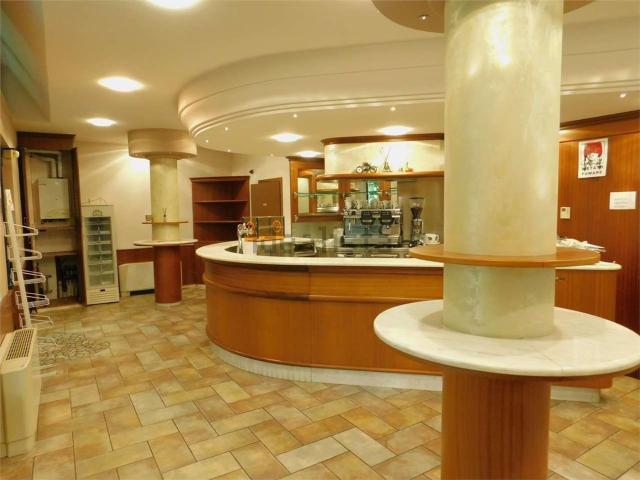 Locale Commerciale in affitto a Mezzana, Somma Lombardo