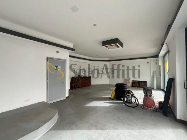 Locale Commerciale in affitto a Trecastelli, Marche