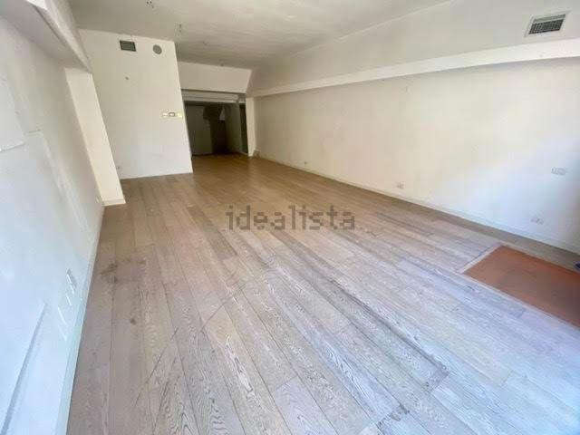 Locale Commerciale in affitto a Marche, Macerata