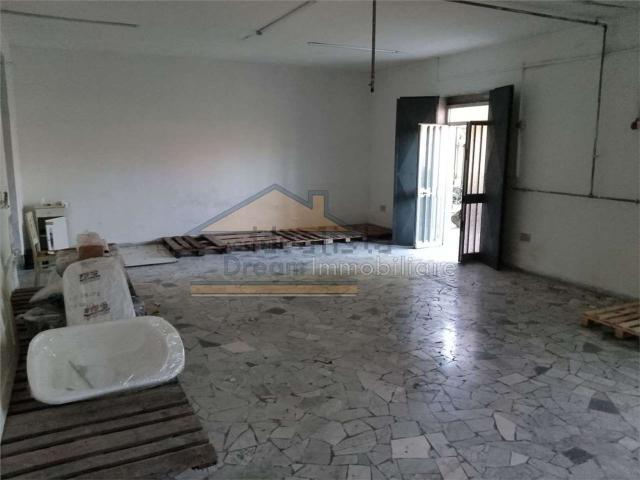 Locale Commerciale in affitto a Calvizzano, Campania