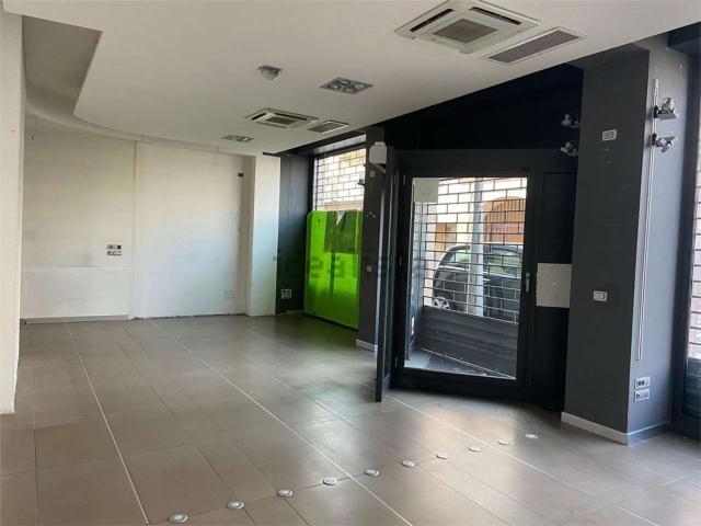 Locale Commerciale in affitto a Piemonte, Novara