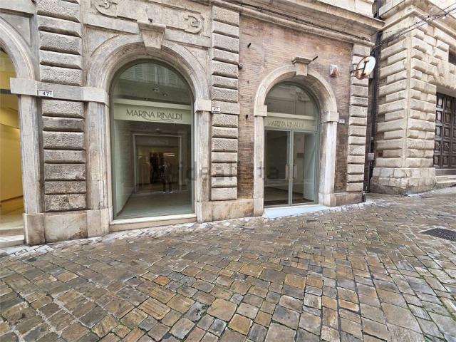 Locale Commerciale in affitto a Centro storico, Marche