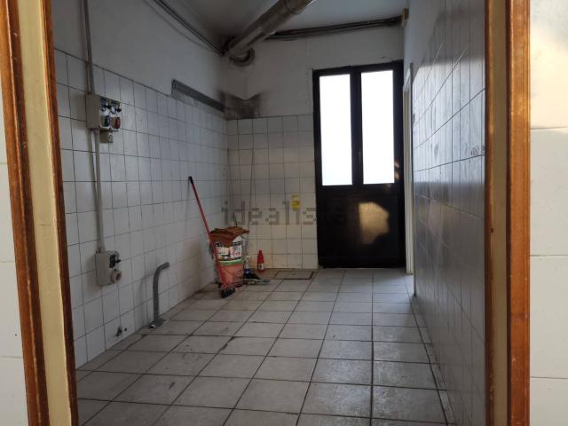 Locale Commerciale in affitto a Oltrarno, Calcinaia