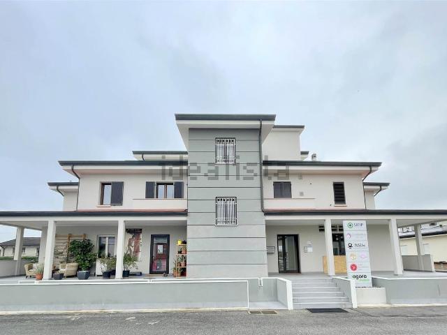 Locale Commerciale in affitto a Due Pini, San Giorgio Di Mantova