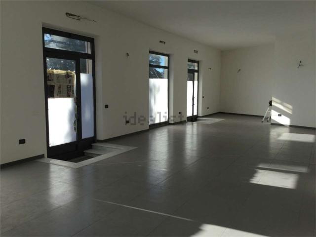 Locale Commerciale in affitto a Sarzana, Liguria