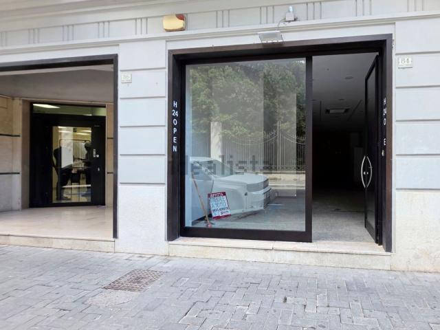 Locale Commerciale in affitto a Centro Storico, Caserta