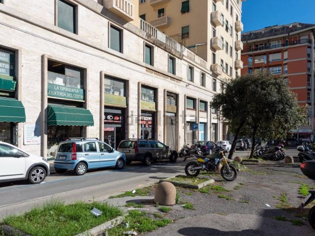 Locale Commerciale in affitto a Medio Levante, Serra Riccò