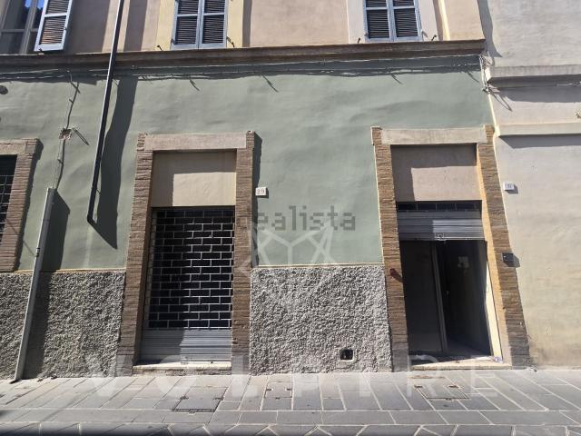 Locale Commerciale in affitto a Foligno, Perugia