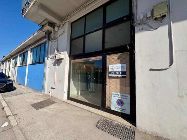 Locale Commerciale in affitto a Marche, Ancona