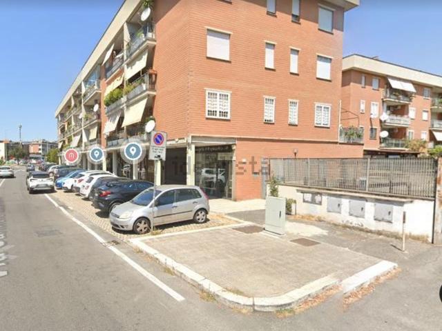 Locale Commerciale in affitto a Mostacciano, Roma Capitale