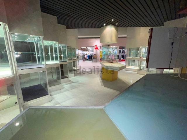 Locale Commerciale in affitto a Piemonte, Cuneo