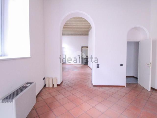 Locale Commerciale in affitto a Treviglio, Lombardia