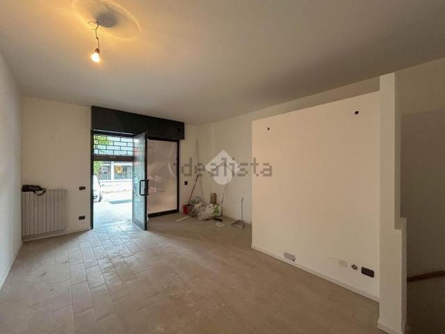 Locale Commerciale in affitto a Villanova, Bernareggio