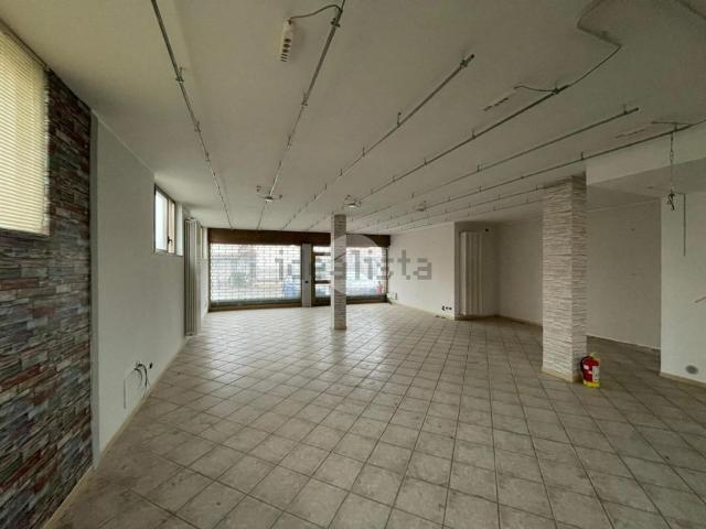 Locale Commerciale in affitto a Pedrengo, Lombardia