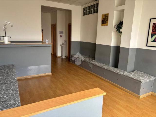 Locale Commerciale in affitto a Pollena Trocchia, Campania