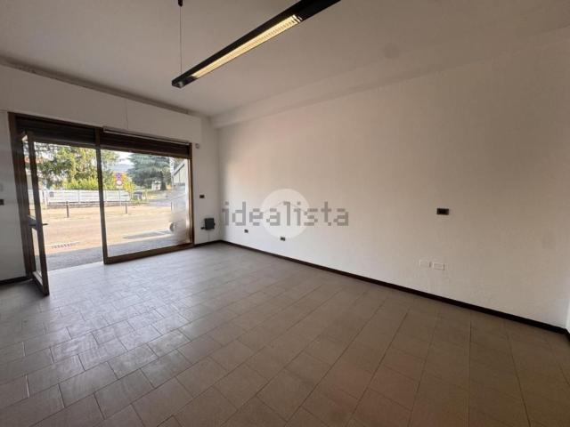 Locale Commerciale in affitto a Passirano, Lombardia