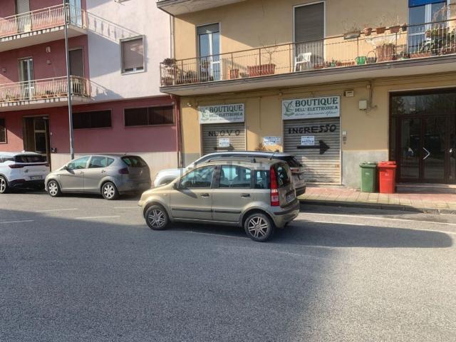Locale Commerciale in affitto a Avellino, Campania
