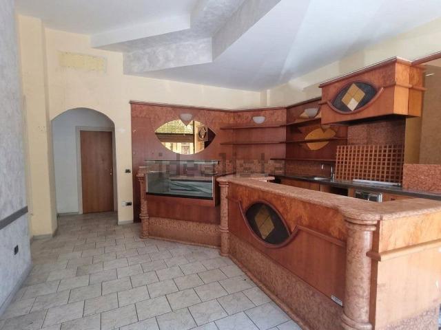 Locale Commerciale in affitto a Ovest, Brenzone