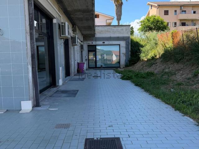 Locale Commerciale in affitto a Santa Teresa, Spoltore