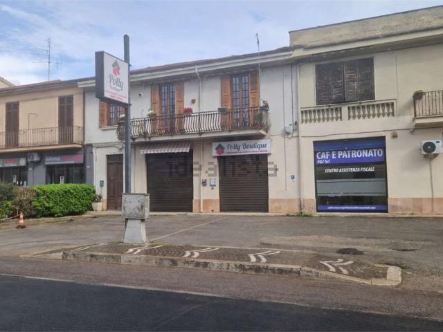 Locale Commerciale in affitto a Frosinone, Lazio