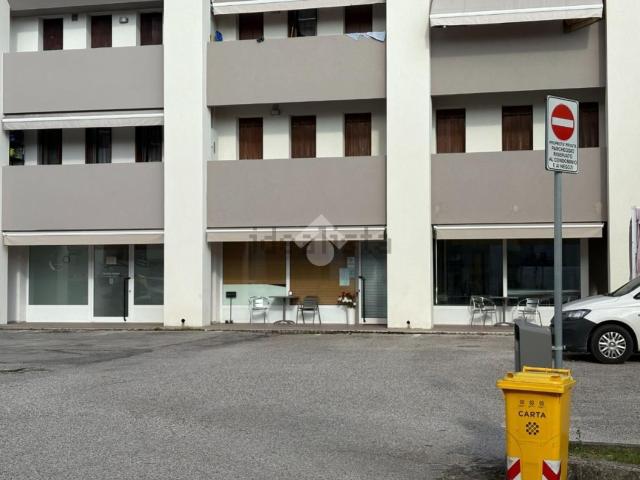 Locale Commerciale in affitto a Paderno Del Grappa, Veneto