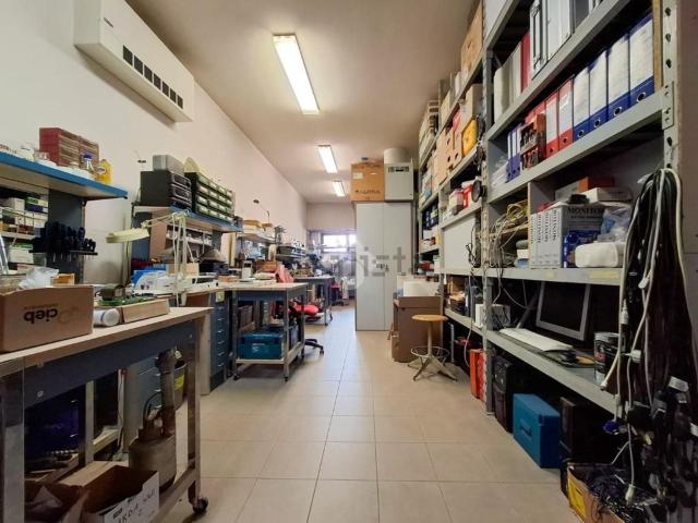 Locale Commerciale in affitto a Desenzano Del Garda, Lombardia