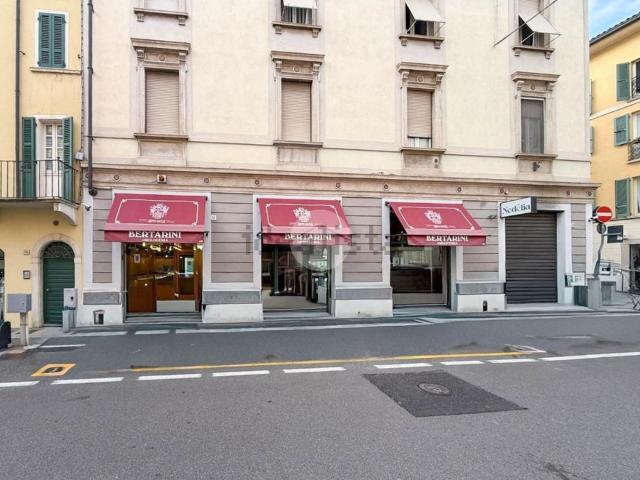 Locale Commerciale in affitto a Zona Centro, Brescia