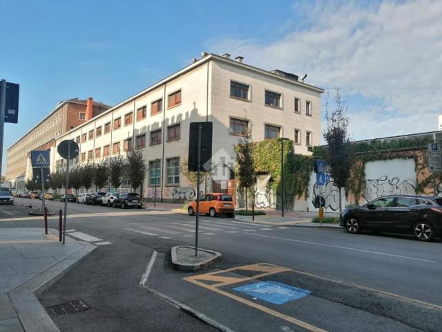 Locale Commerciale in affitto a Circoscrizione 8, Piemonte