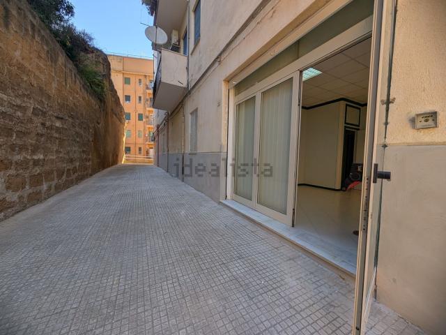 Locale Commerciale in affitto a Agrigento, Sicilia