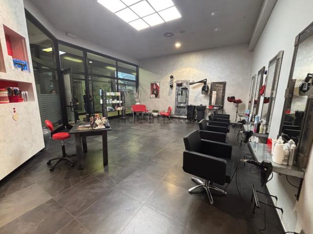 Locale Commerciale in affitto a Tresinaro - Secchia, Re